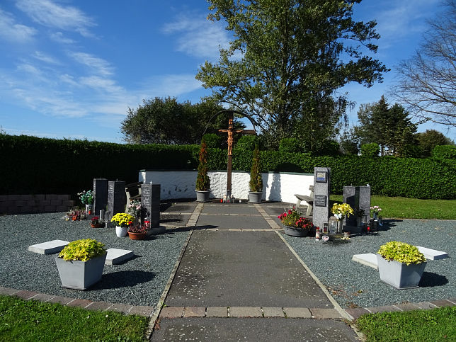 Dobersdorf, Urnengrber und Friedhofskreuz