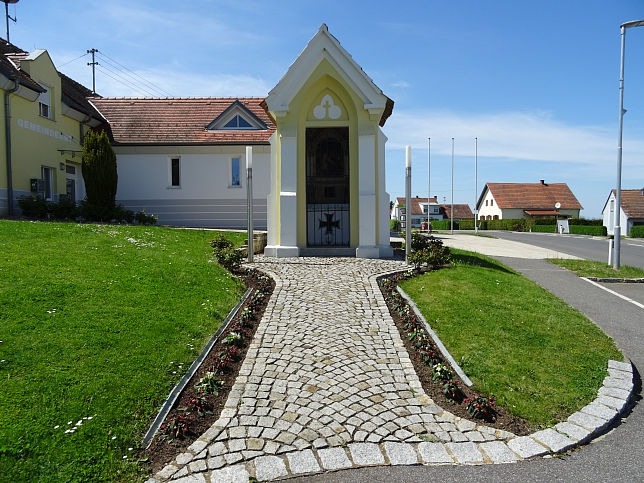 Gromrbisch, Wegkapelle mit dem Kriegerdenkmal