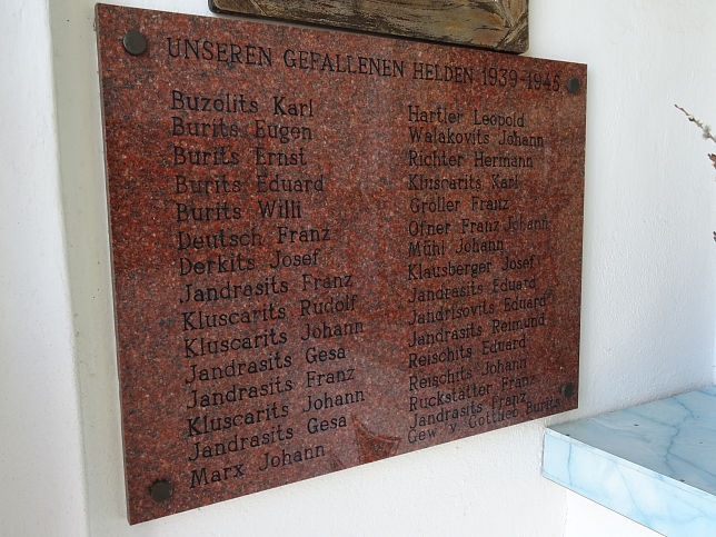 Gromrbisch, Wegkapelle mit dem Kriegerdenkmal