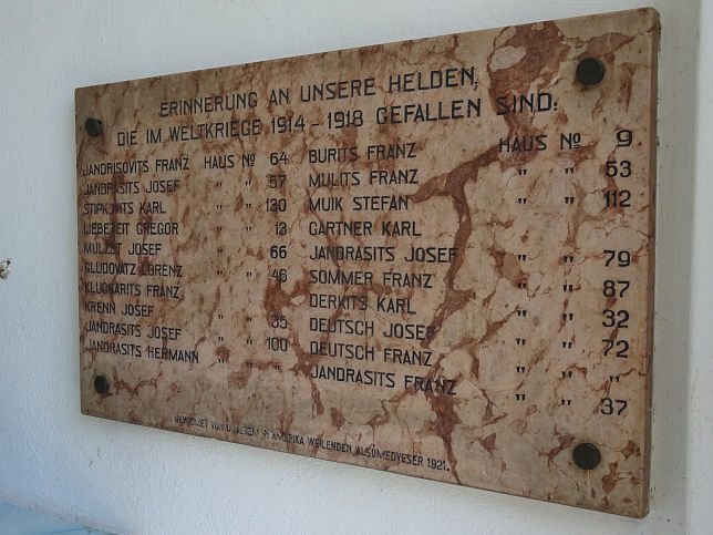 Gromrbisch, Wegkapelle mit dem Kriegerdenkmal