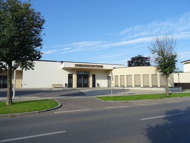 Halbturn, Gemeindezentrum