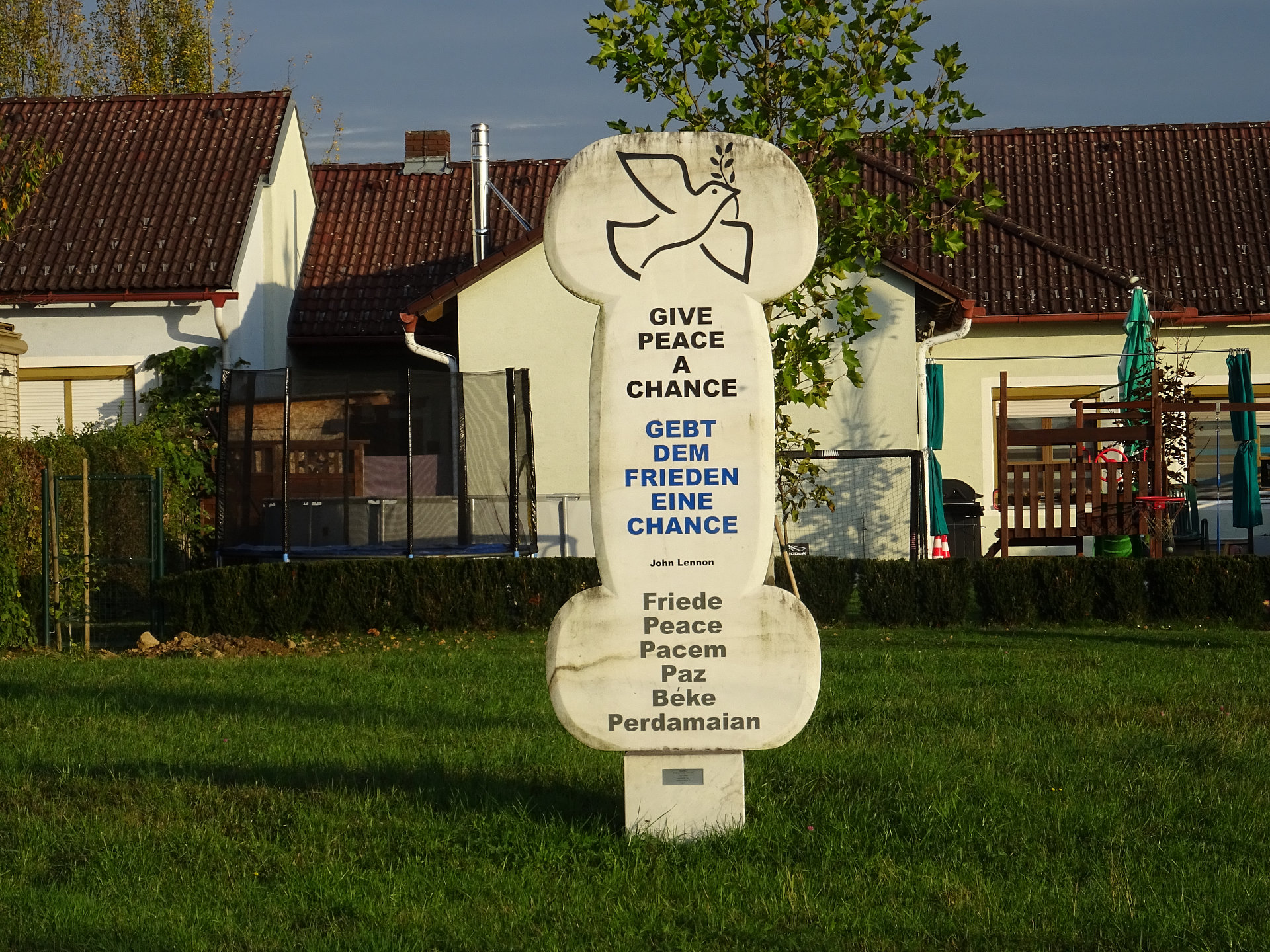 Best of Burgenland Heiligenkreuz, Skulptur 'Gebt dem Frieden eine Chance'