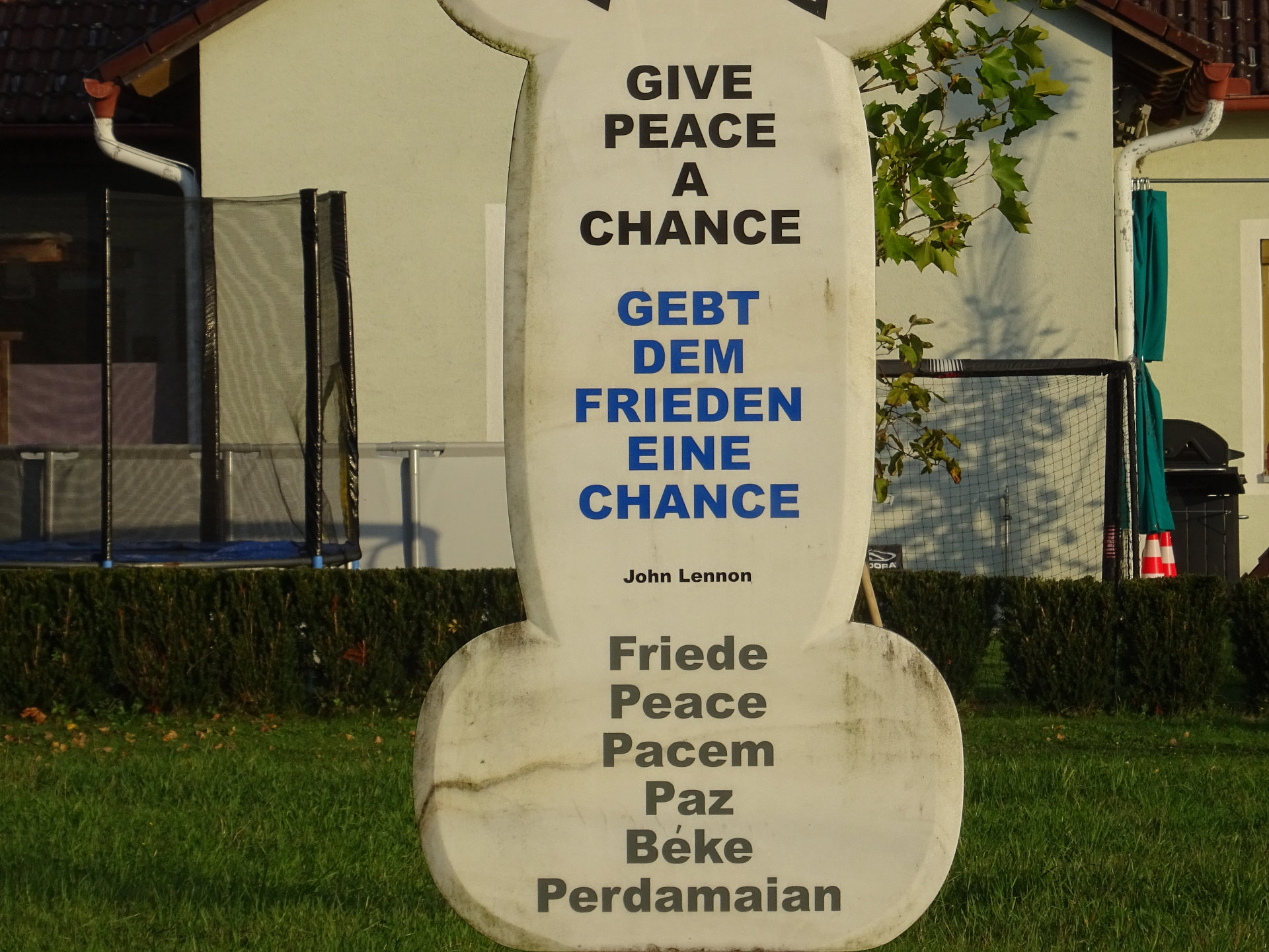 Best of Burgenland Heiligenkreuz, Skulptur 'Gebt dem Frieden eine Chance'