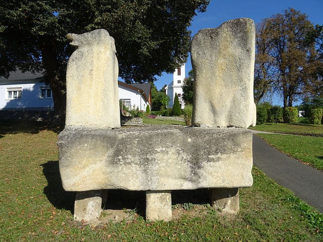 Heiligenkreuz, Skulptur an der B57