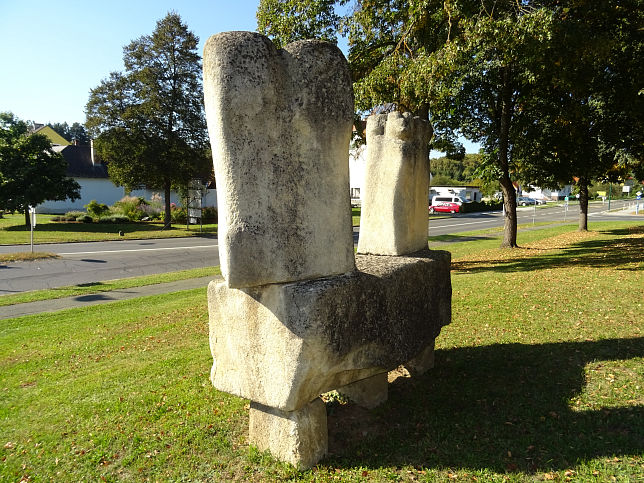 Heiligenkreuz, Skulptur an der B57