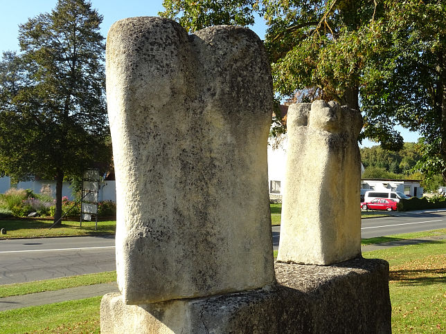 Heiligenkreuz, Skulptur an der B57