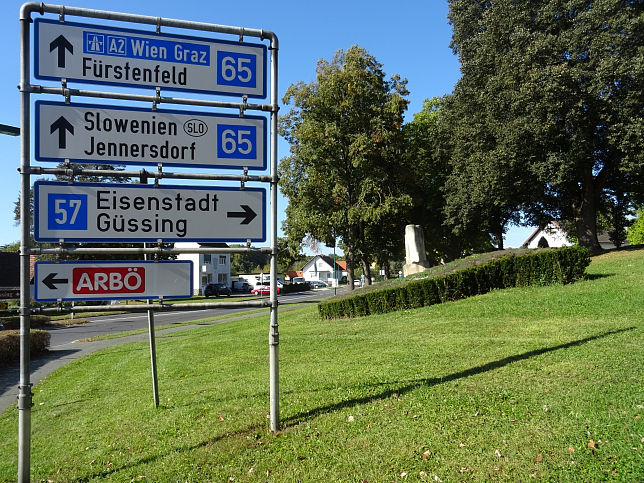 Heiligenkreuz, Skulptur an der B57