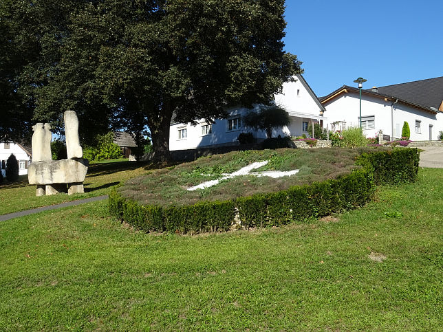 Heiligenkreuz im Lafnitztal, Skulptur und Wappen an der B57