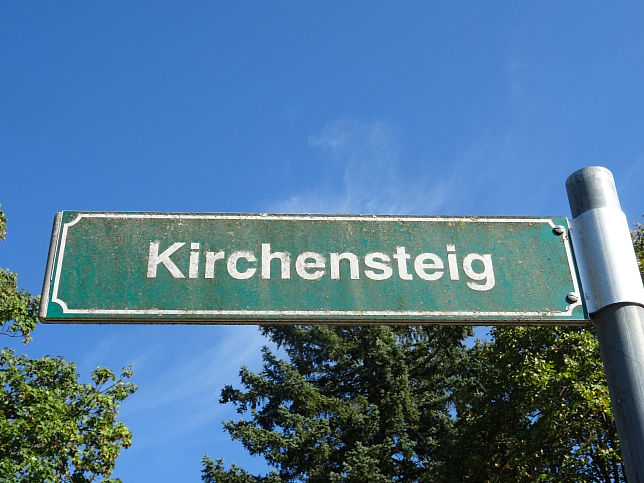 Heiligenkreuz, Skulptur an der B57