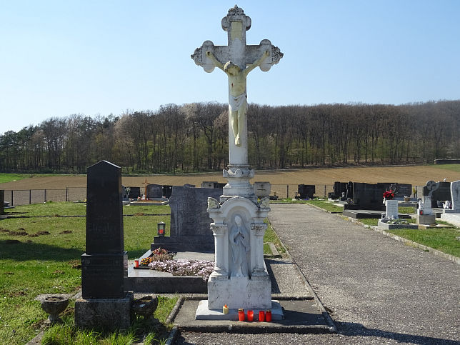 Hll, Friedhofskreuz