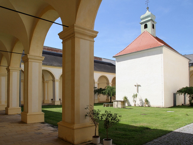 Loretto, Servitenkloster, Kreuzgang