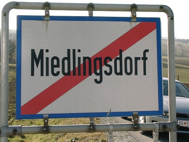Miedlingsdorf, Ortstafel