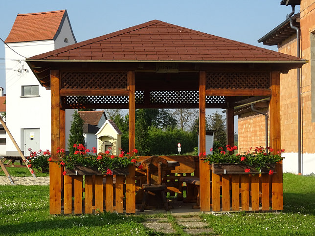 Mischendorf, Laube