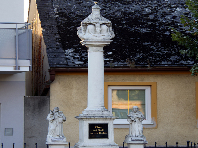 Neufeld an der Leitha, Dreifaltigkeitssule