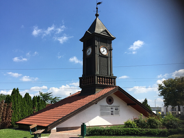 Neufeld an der Leitha, Uhrturm-Denkmal