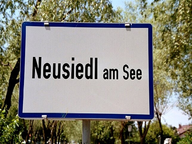 Neusiedl am See, Ortstafel