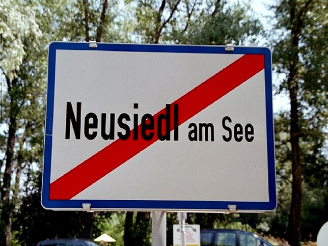 Neusiedl am See, Ortstafel