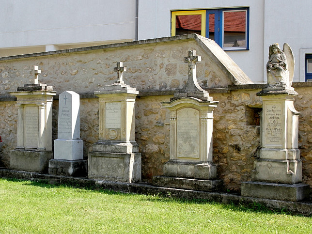 Oslip, Grabsteine