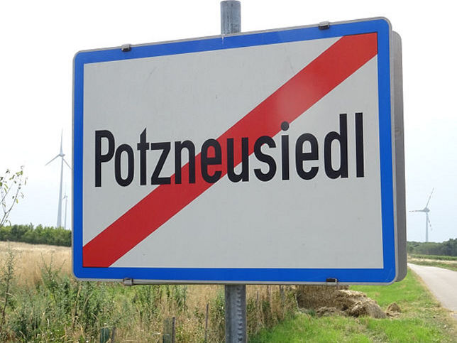 Potzneusiedl, Ortstafel