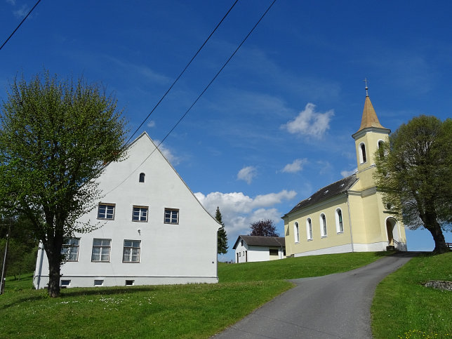 Reinersdorf, Ehemalige Volksschule und Filialkirche Christi Himmelfahrt