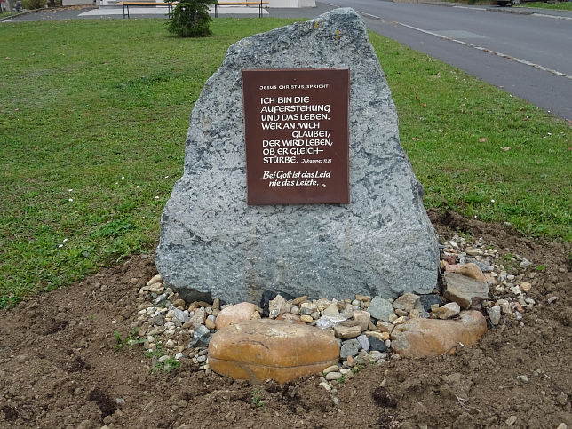 Spitzzicken, Gedenkstein 'Auferstehung'
