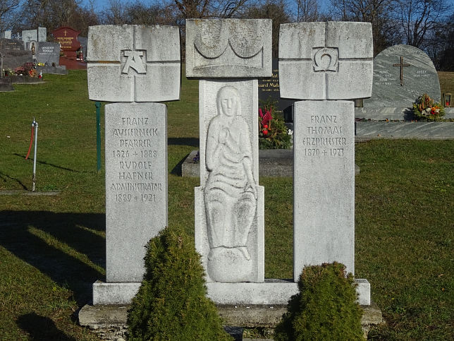 St. Michael, Kreuz und Priester