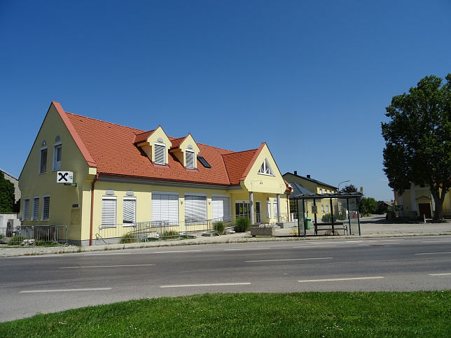 Tadten, Raiffeisenplatz