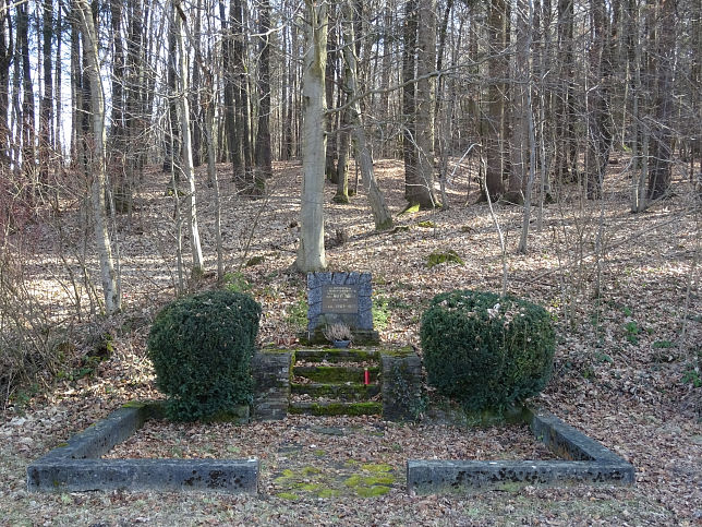 Tauka, Gedenkstein