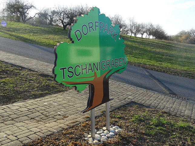 Tschanigraben, Dorfplatz