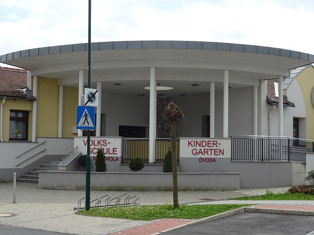 Unterwart, Volksschule und Kindergarten