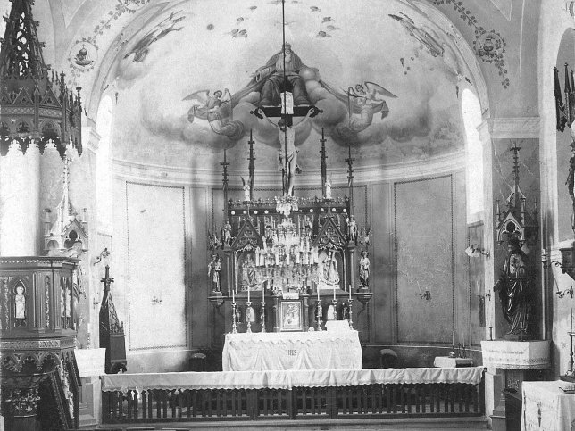 Heiligenkreuz, Kirchenschiff und Altar der Kirche