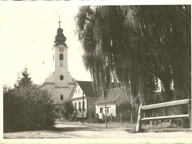 Kemeten, Kirche mit Pfarrhaus und Jugendheim