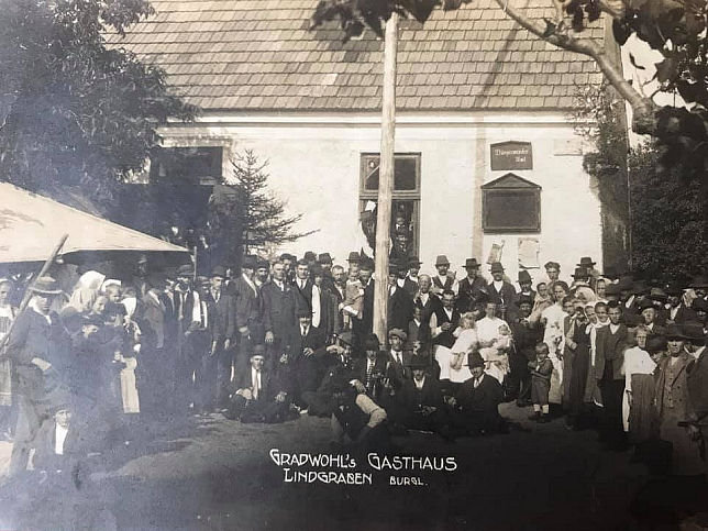 Lindgraben, Maibaum aufstellen