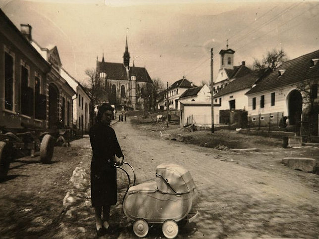 Mariasdorf, Frau mit Kinderwagen