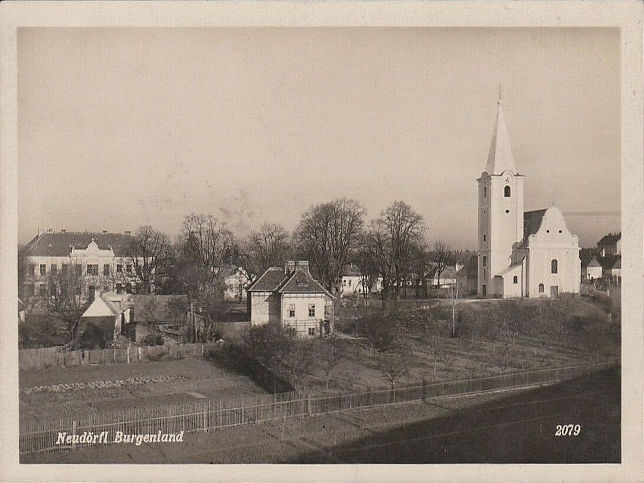 Neudrfl, Teilansicht mit Kirche