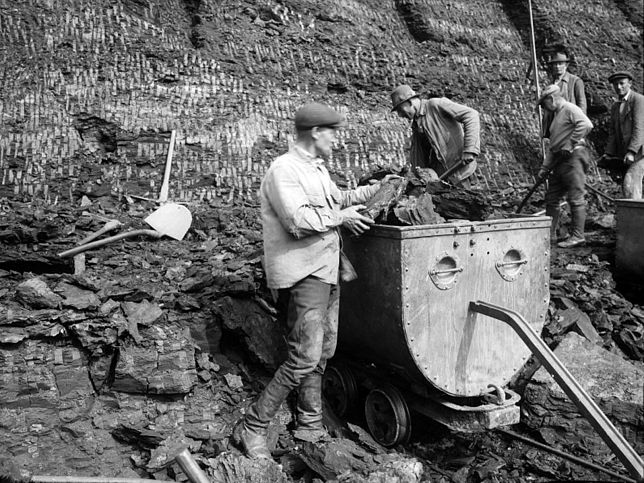 Neufeld an der Leitha, Braunkohleabbau