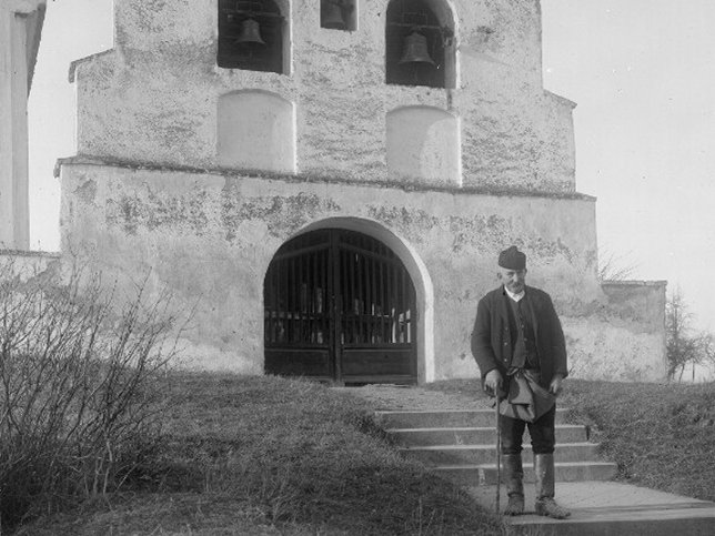 Pöttelsdorf, Friedhofstor als Glockenturm