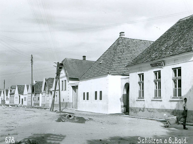 Schtzen am Gebirge, Alte Volksschule